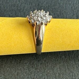 10K Gold Diamant Cluster Ring Size 3.25